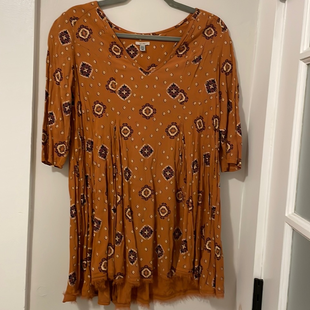 Flowy dress from Urban Outfitters. No tags but never worn. Size XS